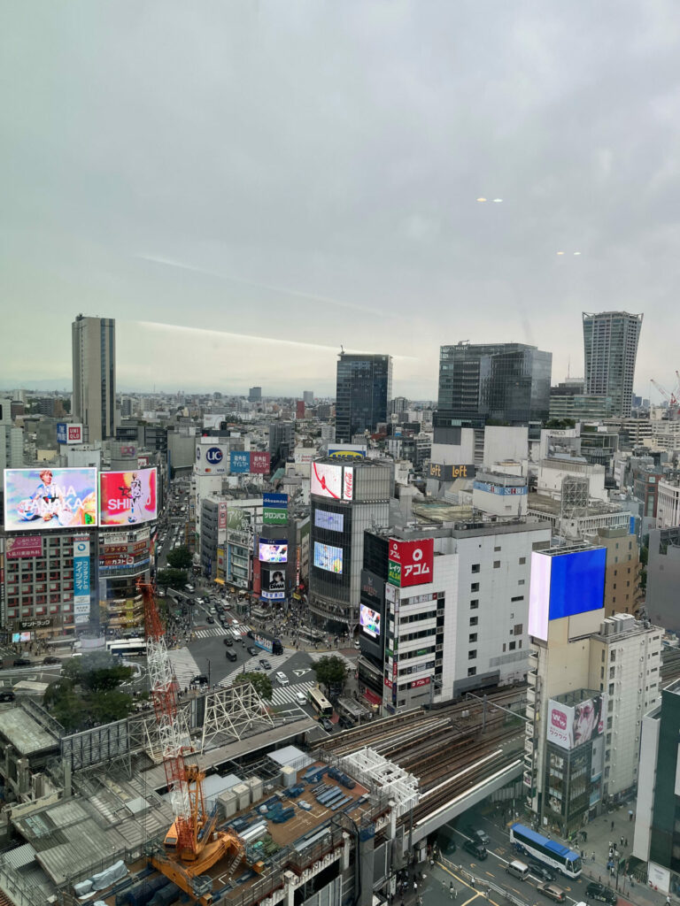 Uitzicht op de shibuya crossing Tokio