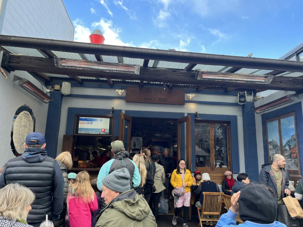 in de rij bij ferg burger