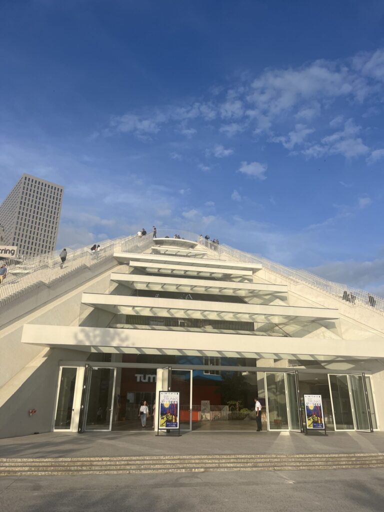 piramide van tirana