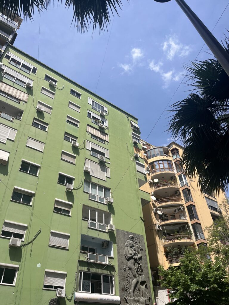 street art in blloku tirana