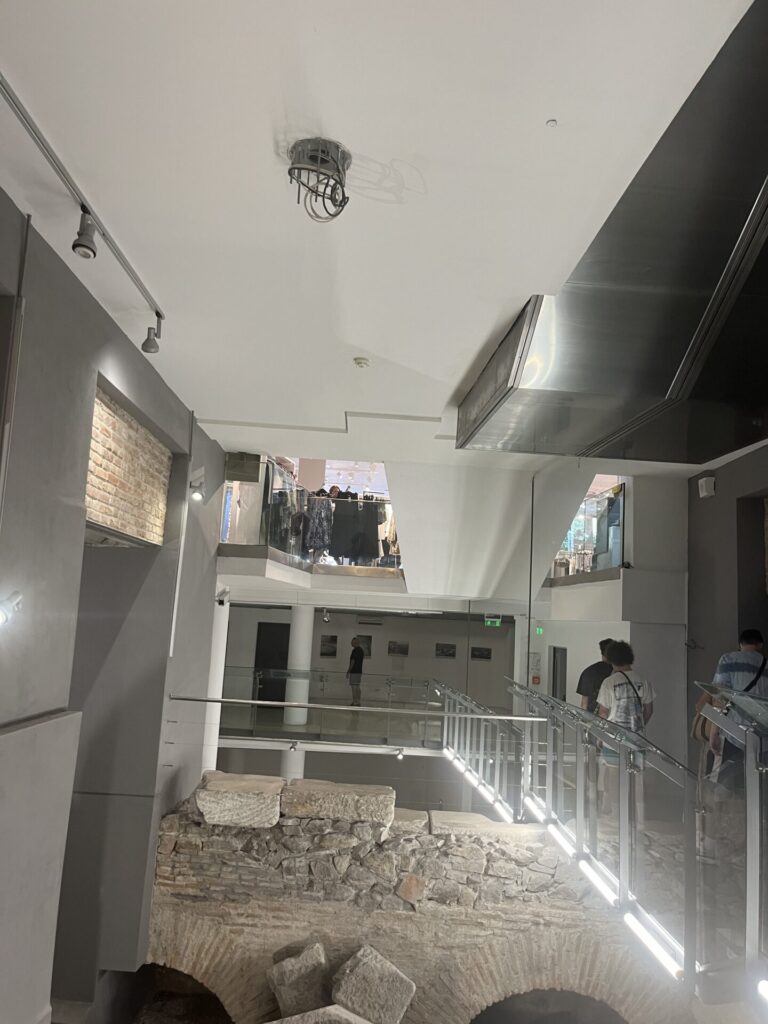 romeinse ruïne in een h&m kelder in plovdiv