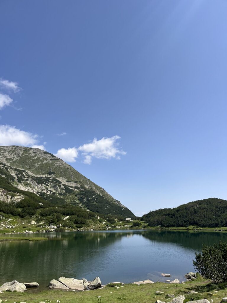 meer in piringebergte