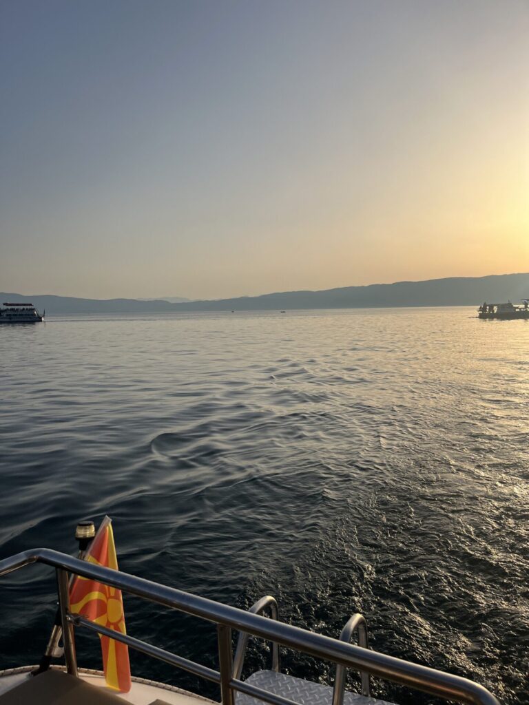 boottour op het meer van ohrid, noord-macedonië