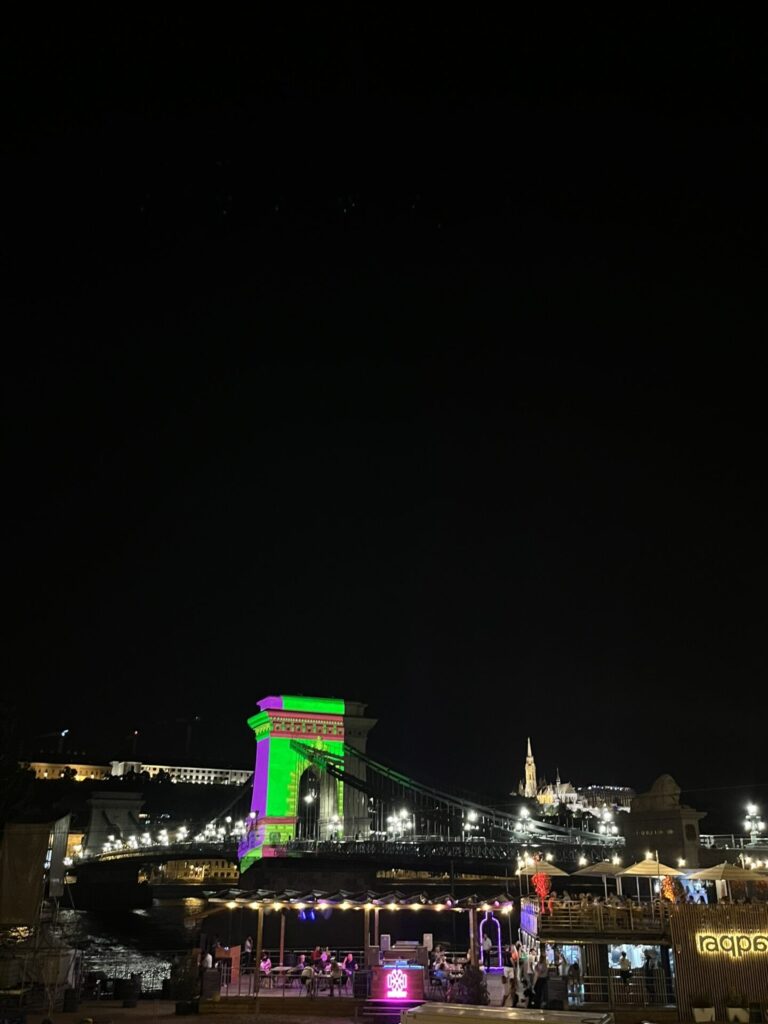 brug boedapest verlicht